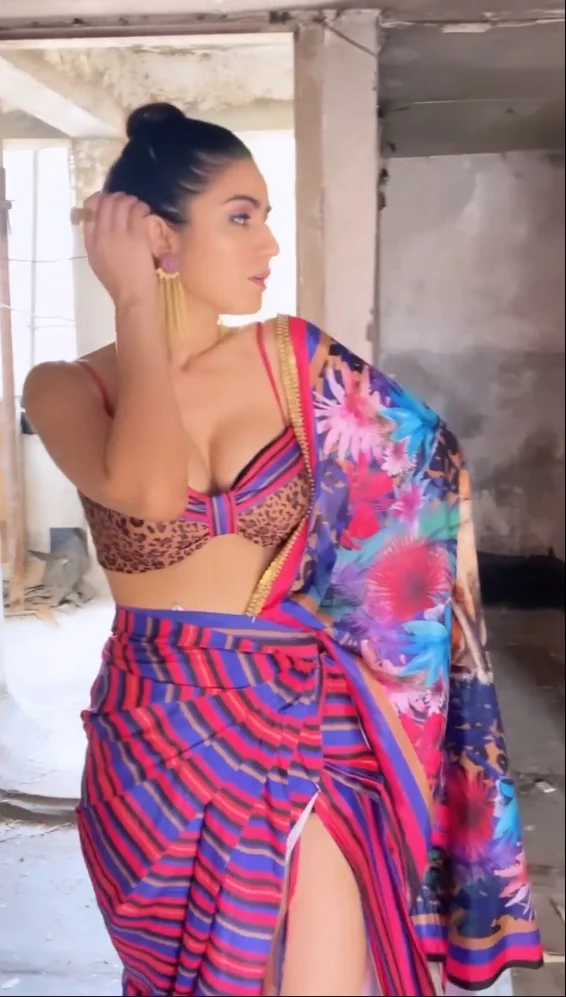 Amy Aela cleavage saree hot actress