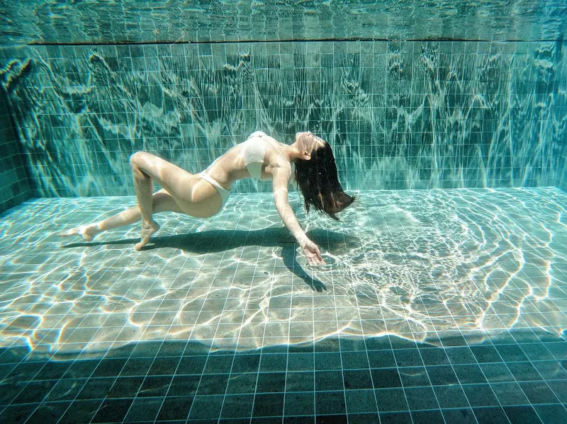 Amyra Dastur bikini underwater bollywood actress