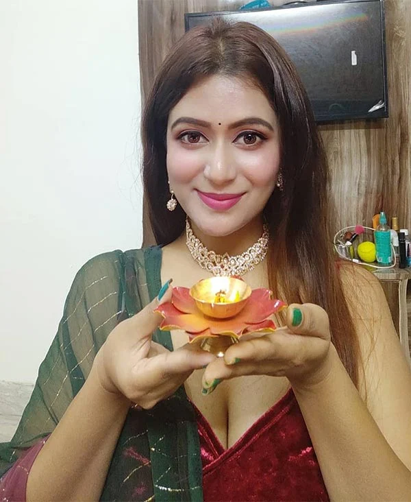 Anaya kashyap cleavage saree hot photos movies videos