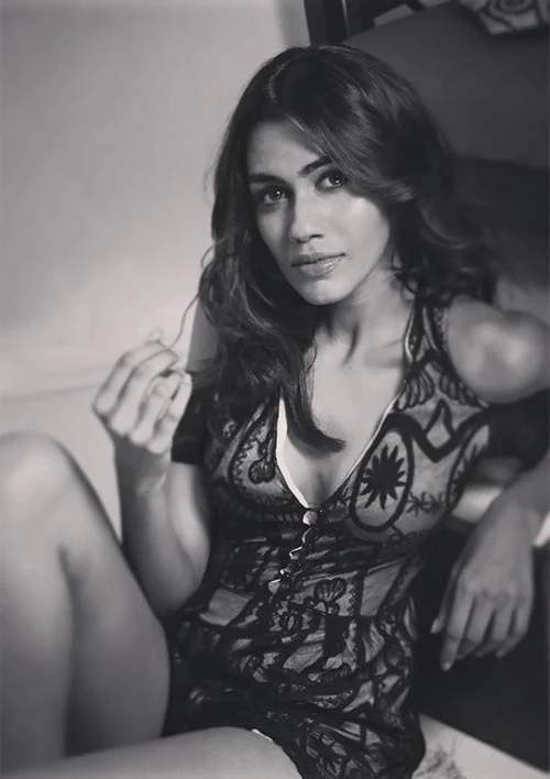 apeksha porwal lingerie hot indian model actress undekhi web series