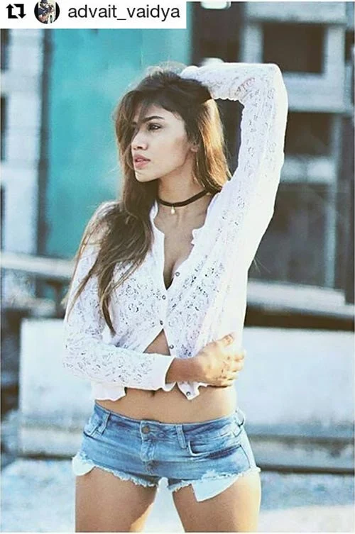 apeksha porwal hot indian model actress undekhi web series