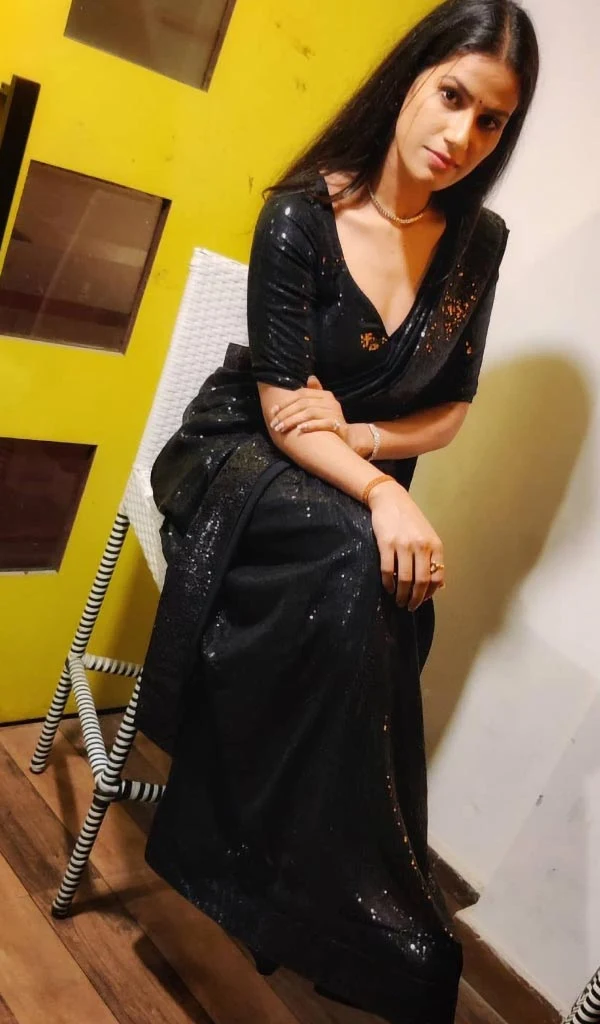 Aruna Giri saree hot actress