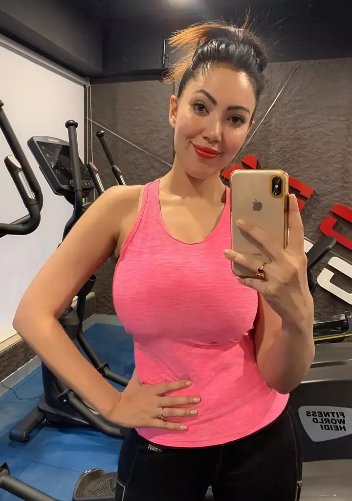 babita ji munmun dutta gym selfie curvy figure