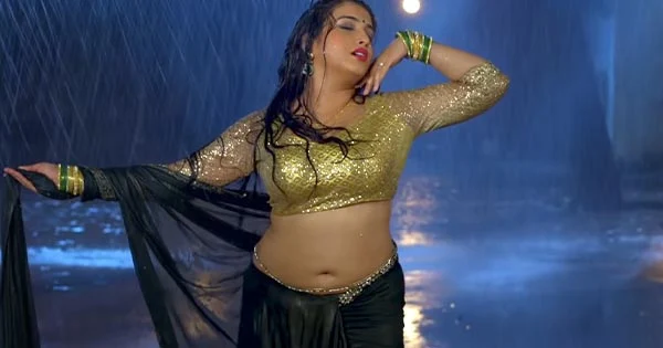 5 hot GIFs of Bhojpuri actresses in navel baring sarees – part 1.