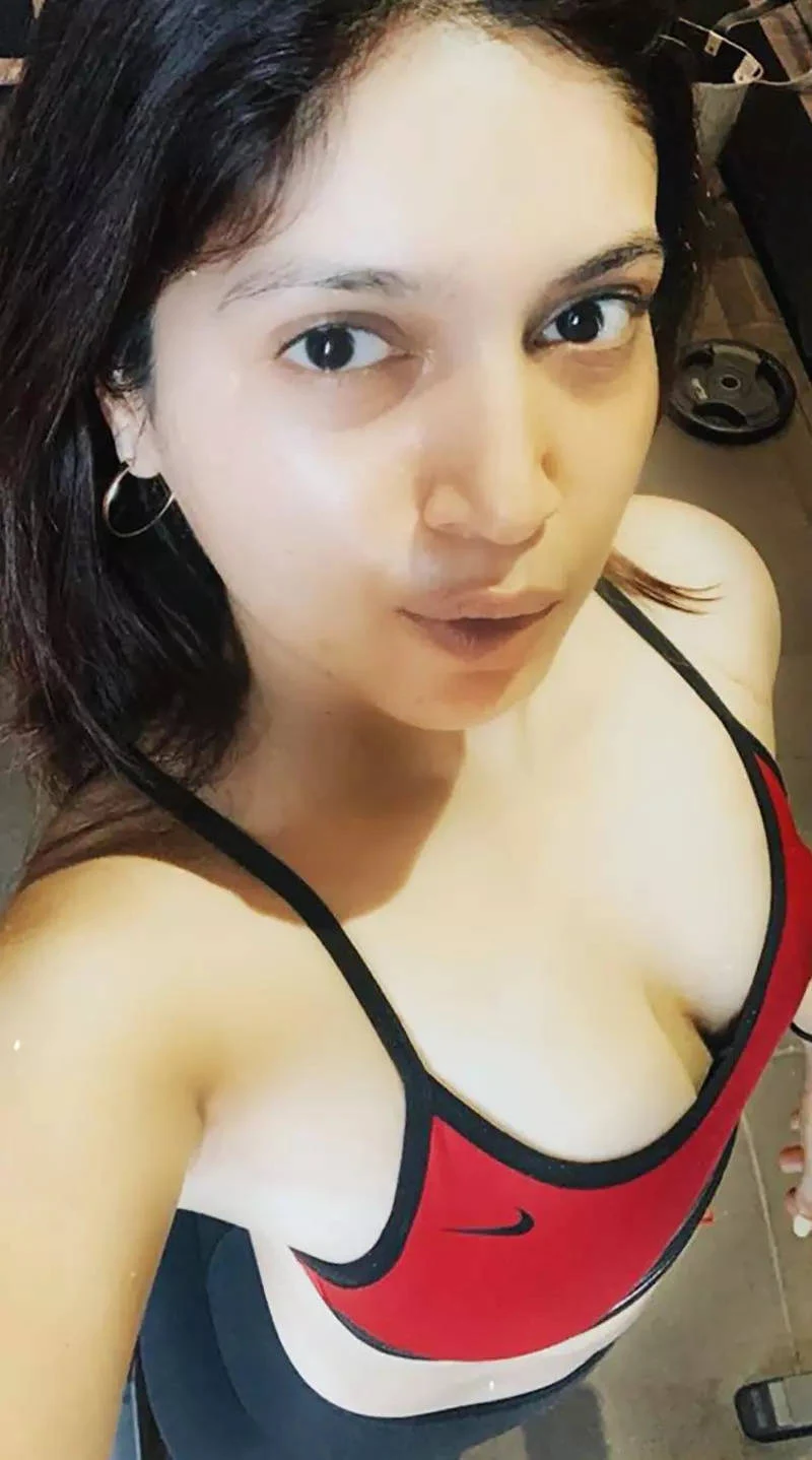 bhumi pednekar cleavage sports bra bollywood actress