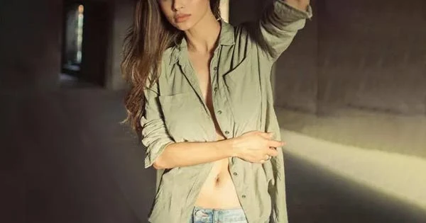 5 Bollywood actresses in unbuttoned shirt with no bra – see now.