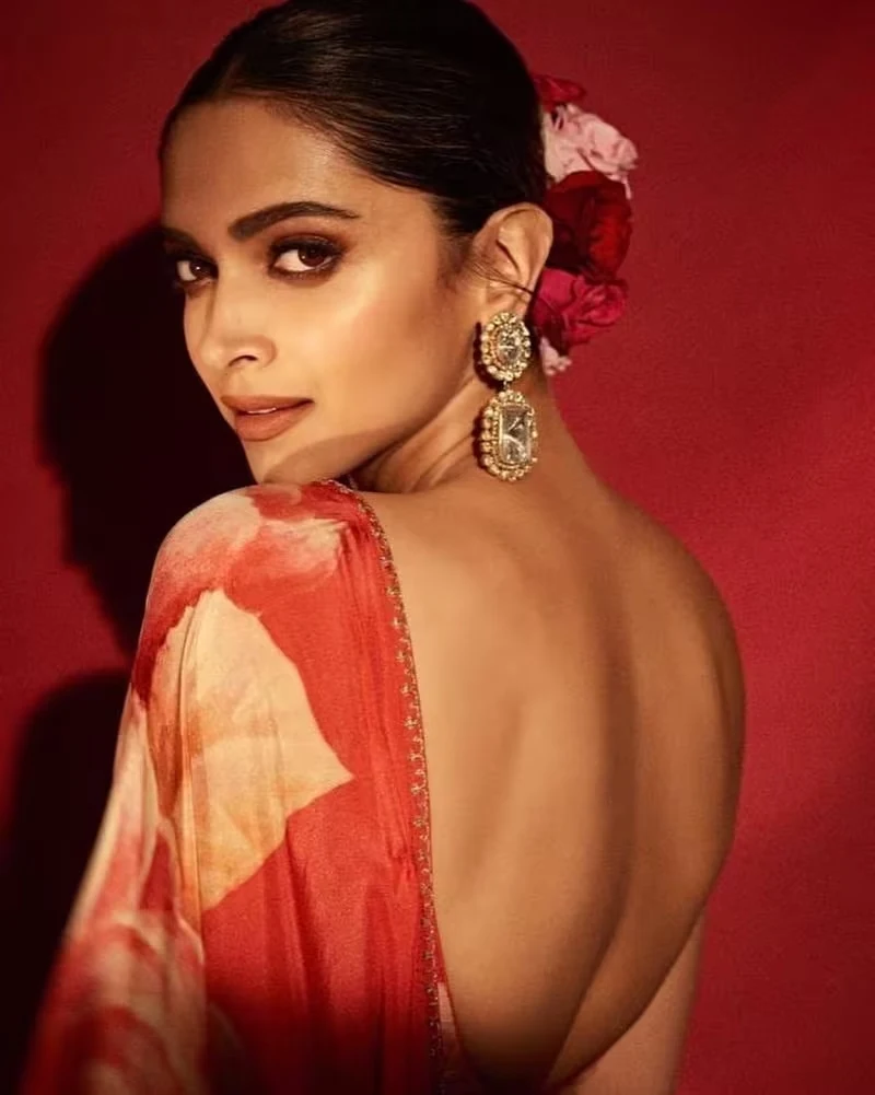 Deepika Padukone backless saree hot bollywood actress