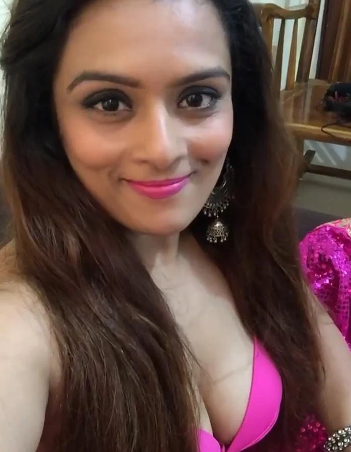 dhruvee haldankar cleavage hot actress