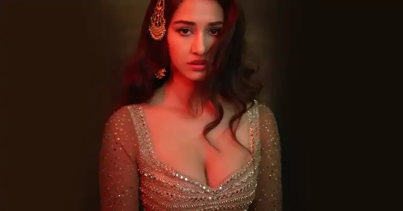 Disha Patani in this cleavage baring Indian attire looked breathtaking.