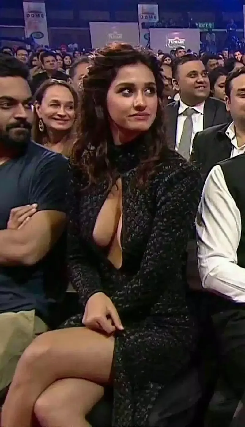 disha patani cleavage sideboob black dress award show