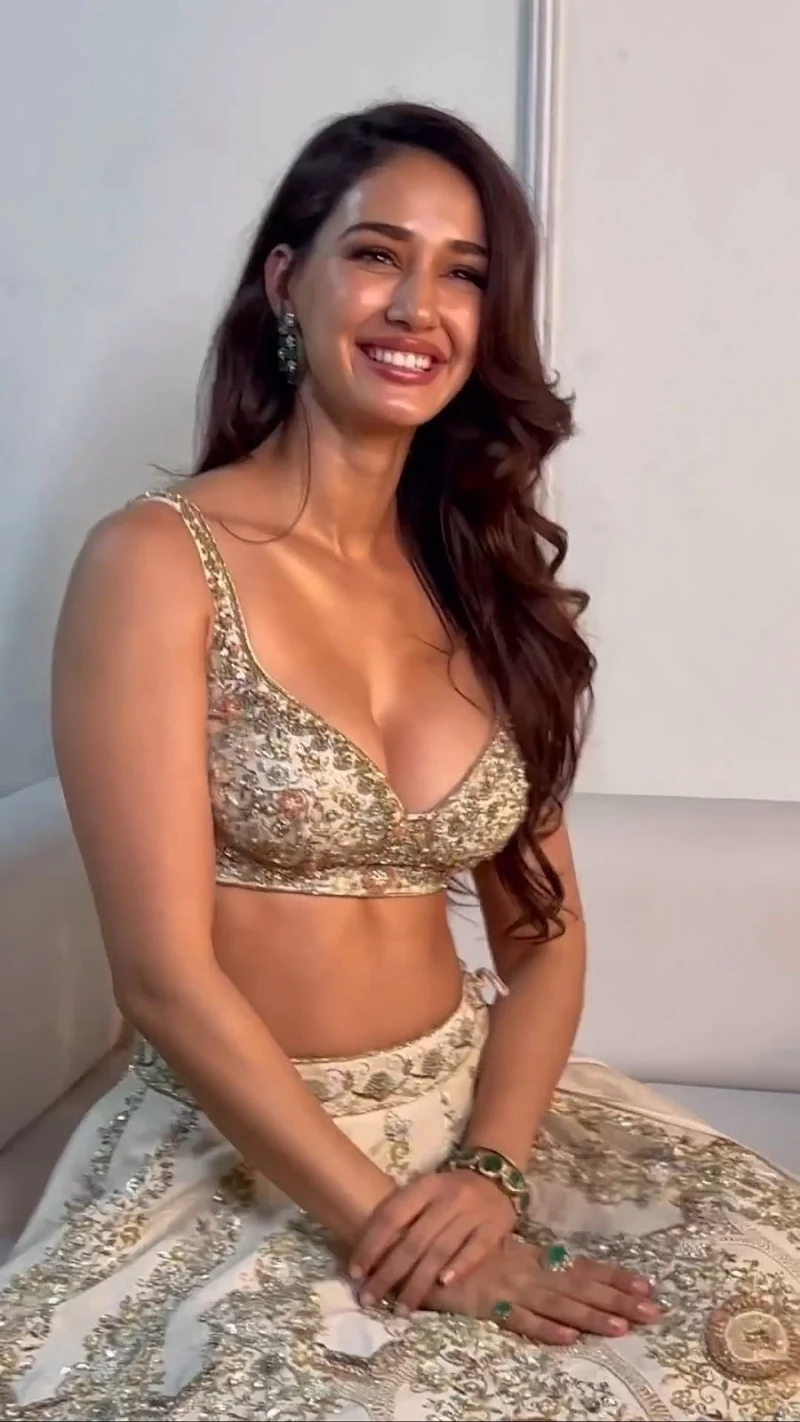 disha patani cleavage tiny blouse lakme fashion week