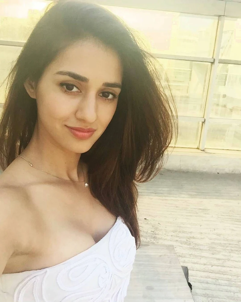 Disha Patani off shoulder outfit cleavage hot actress