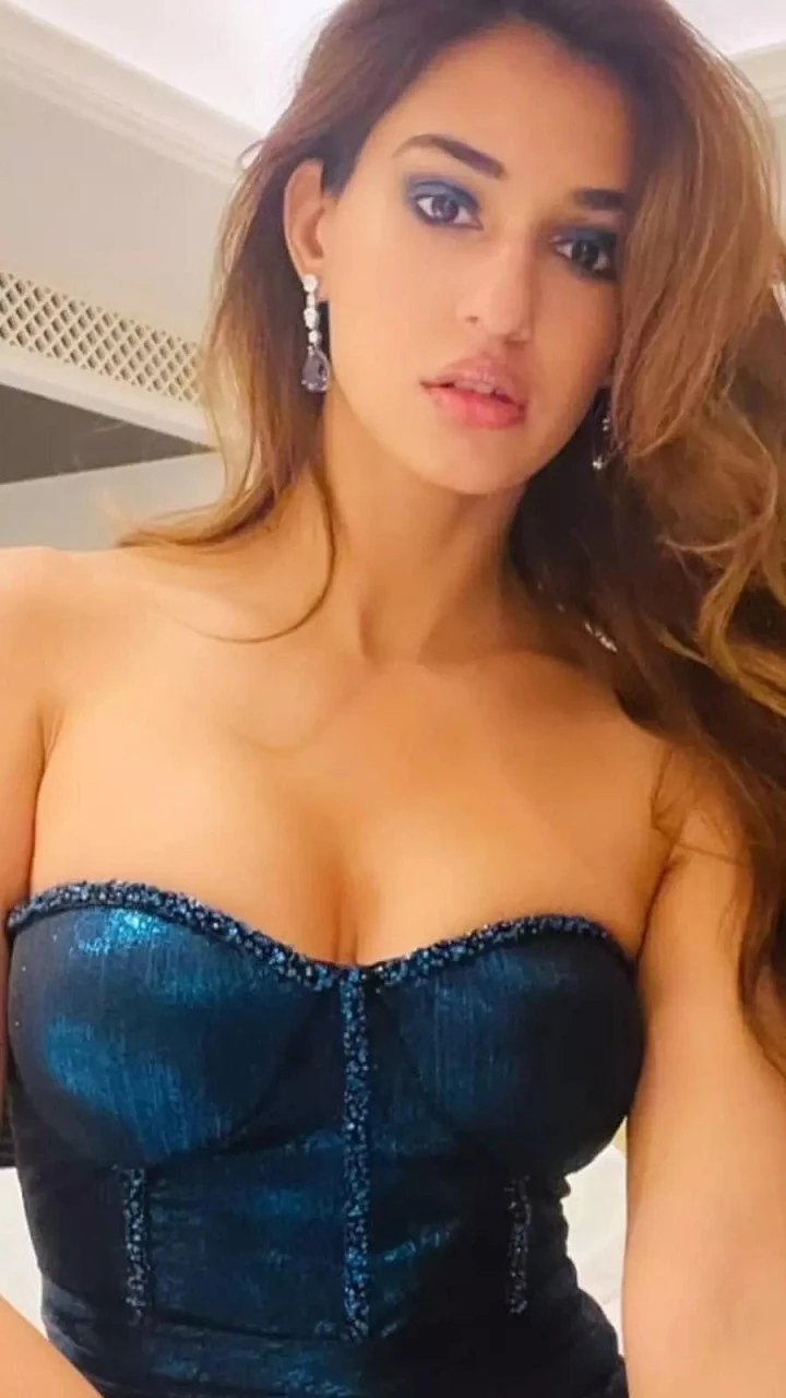 Disha Patani off shoulder outfit cleavage hot actress