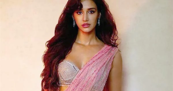 5 stunning hot pictures of Disha Patani in sarees.