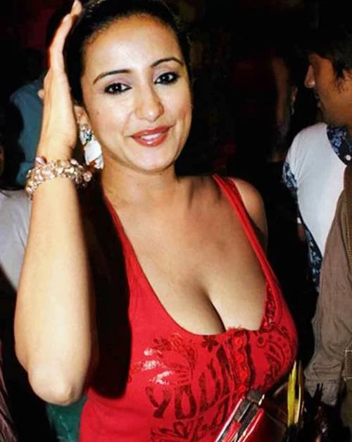 divya dutta cleavage hot curvy bollywood actress