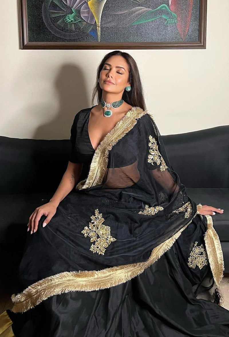 esha gupta saree cleavage hot indian actress