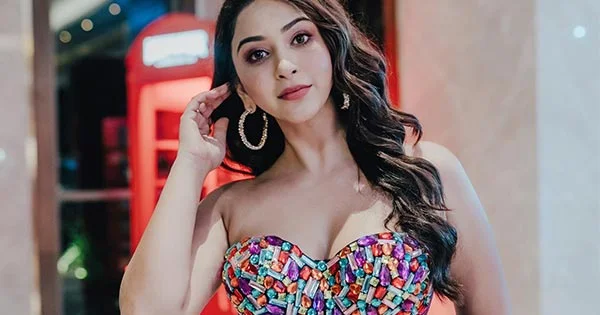 Esshanya Maheshwari in cleavage baring off shoulder top with thigh high slit skirt won the fans – see photos.