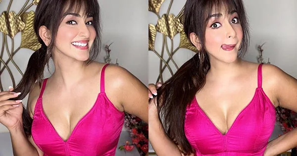 Esshanya Maheshwari in cleavage baring pink outfit wins fans with her smile and cute expressions.