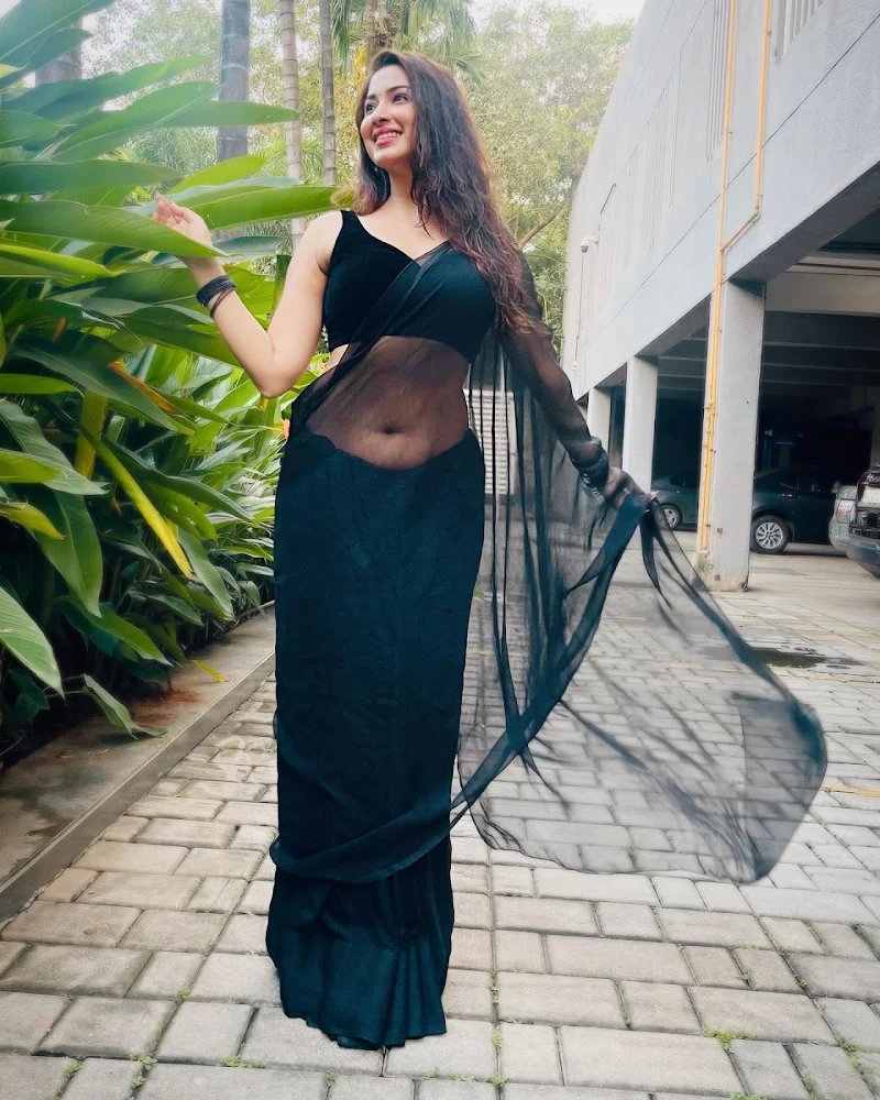 Esshanya Maheshwari navel sheer black saree