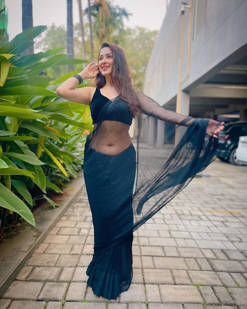 Esshanya Maheshwari navel sheer black saree