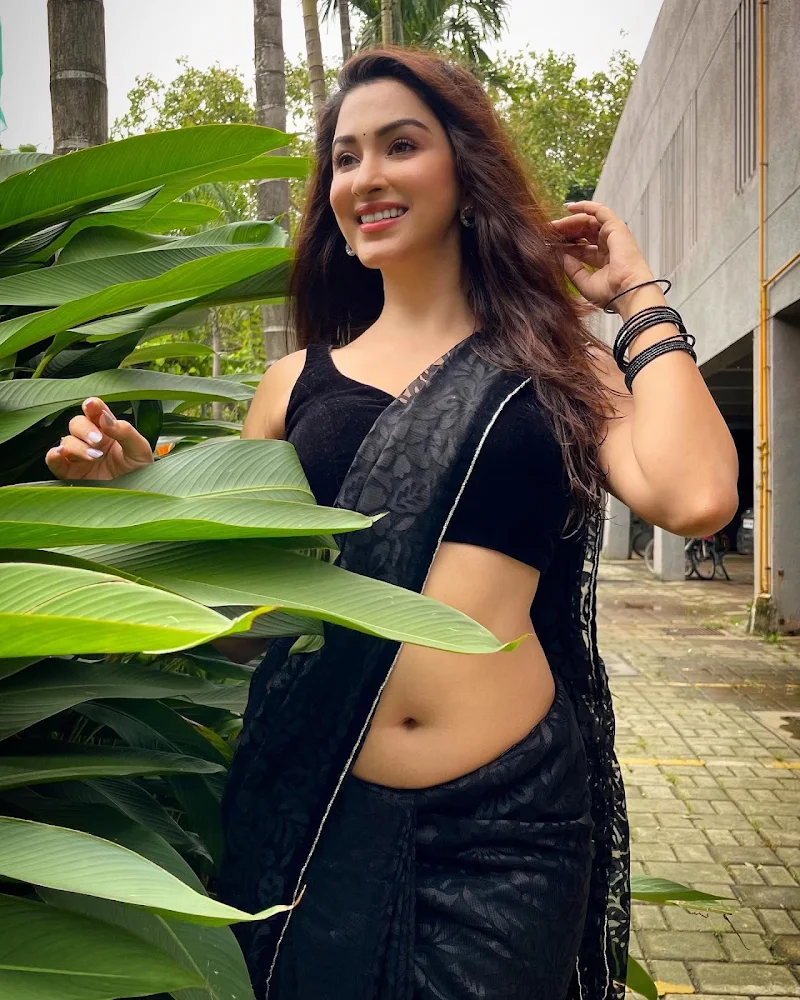 Esshanya Maheshwari navel saree hot indian actress