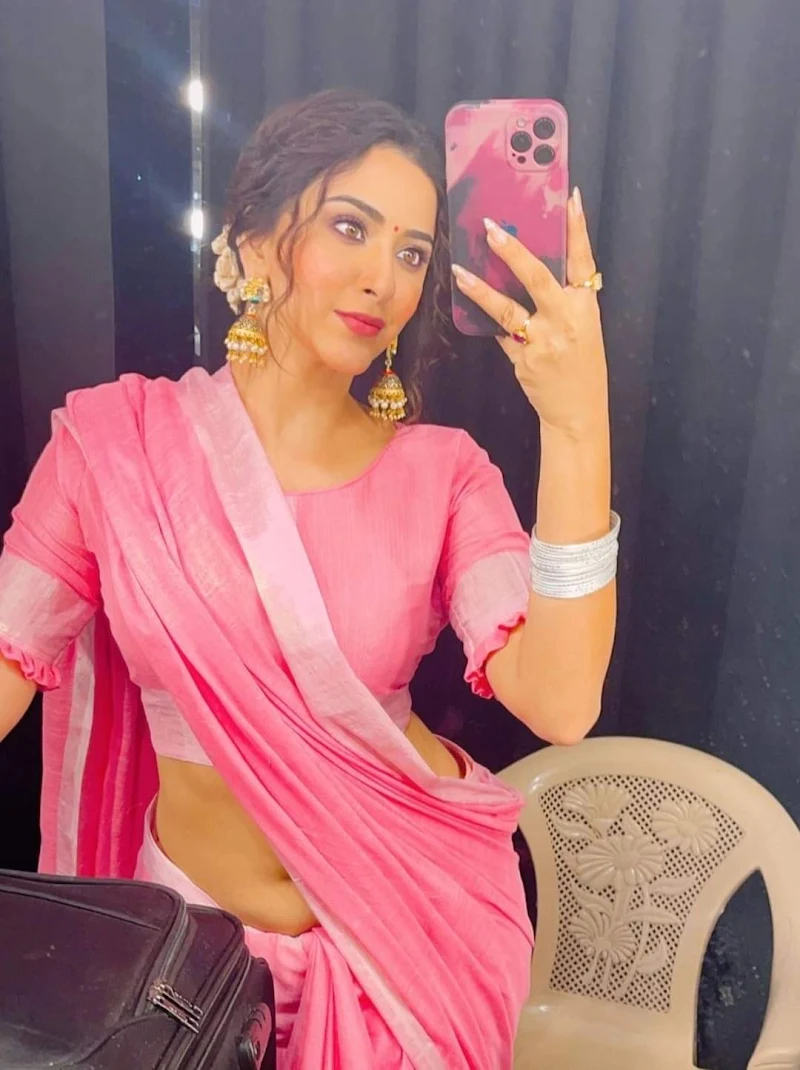 Esshanya Maheshwari navel saree hot selfie curvy actress