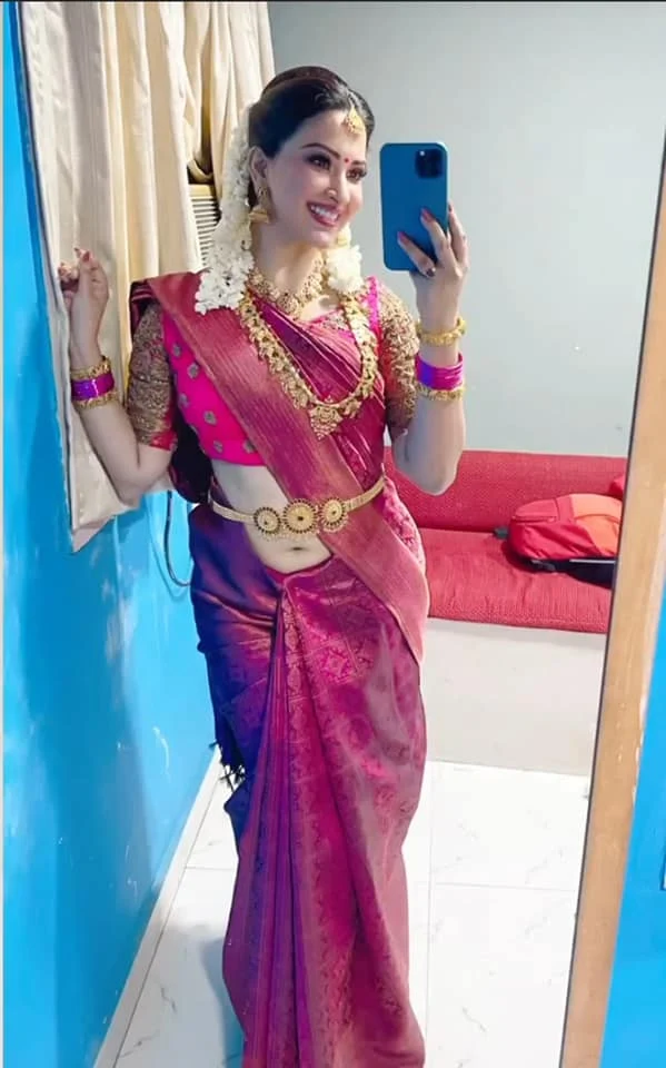 Esshanya Maheshwari navel saree hot selfie curvy actress