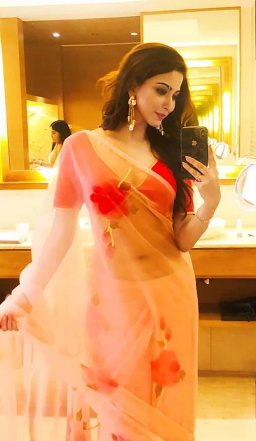 Esshanya Maheshwari navel saree hot selfie curvy actress