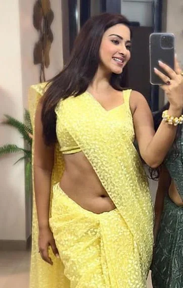 Esshanya Maheshwari navel saree curvy indian actress