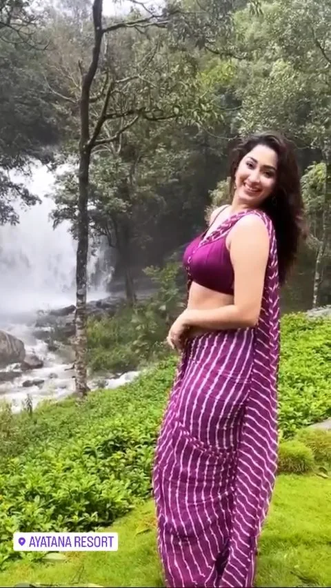 Esshanya Maheshwari navel saree hot indian actress