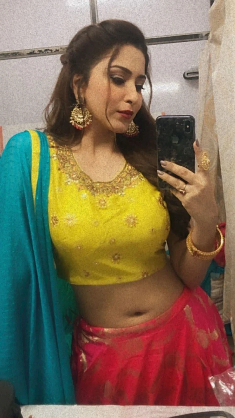 Esshanya Maheshwari navel hot selfie curvy actress