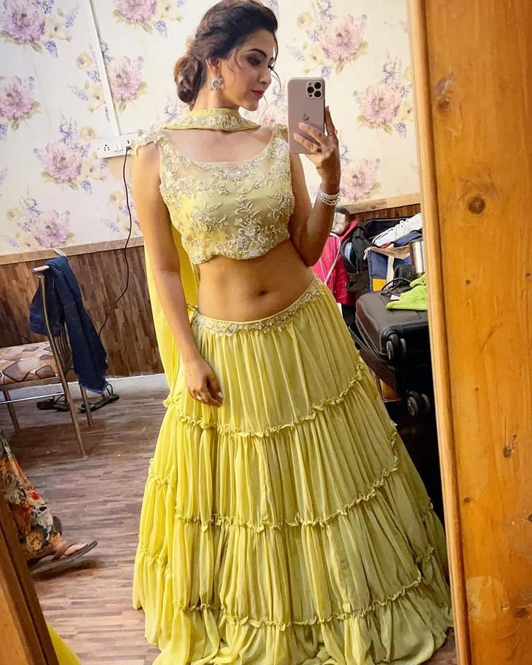 Esshanya Maheshwari navel hot selfie curvy actress