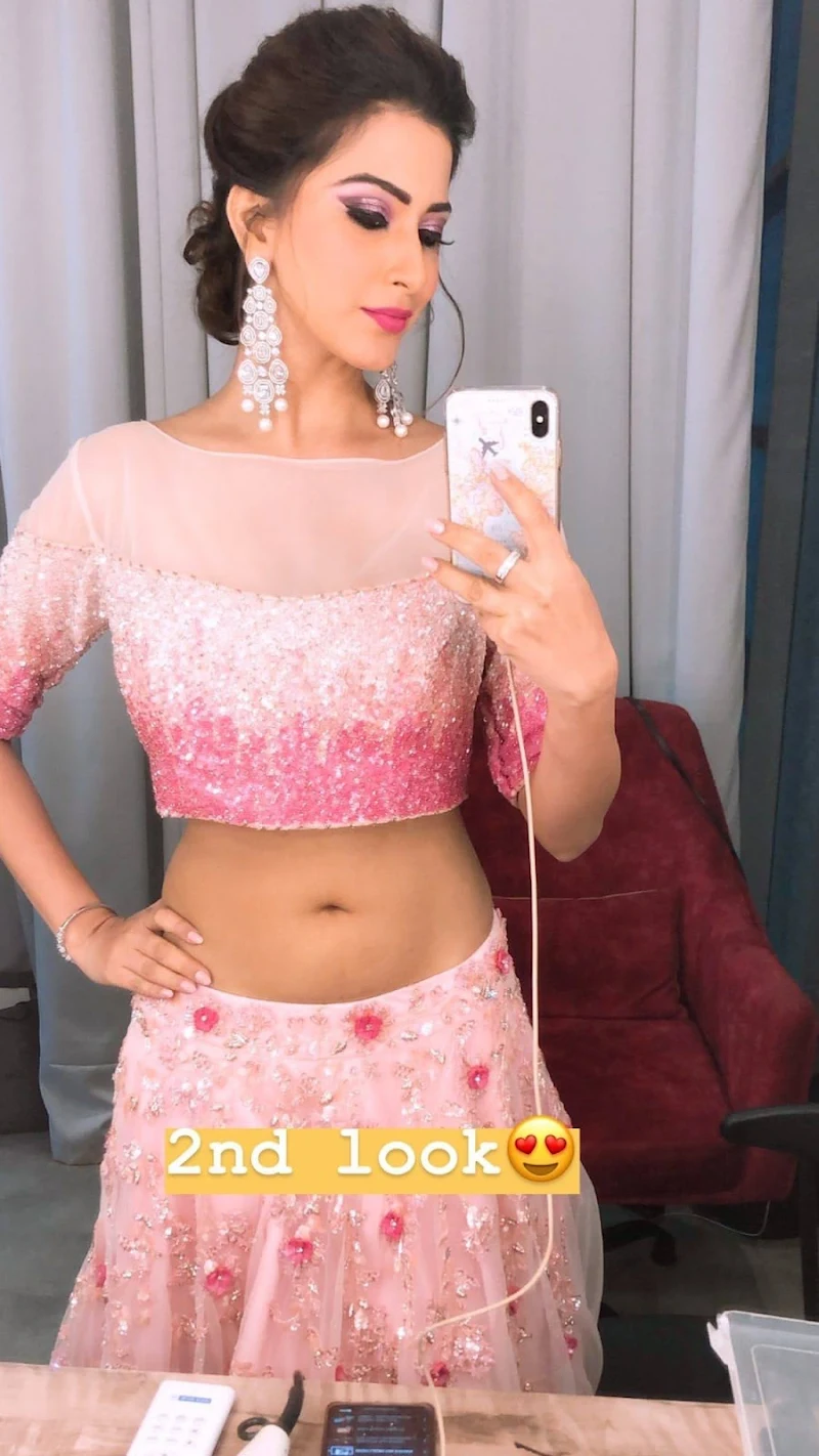 Esshanya Maheshwari navel hot selfie curvy actress