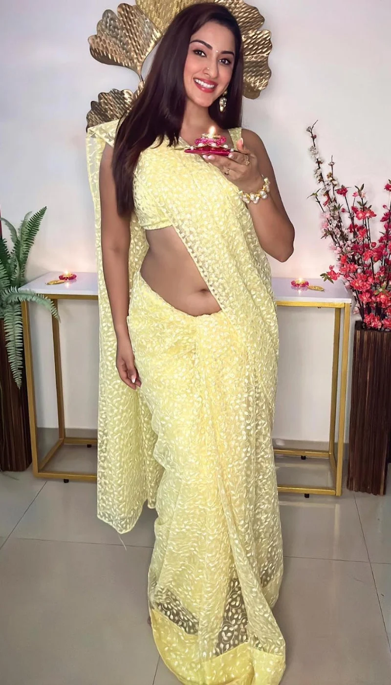 Esshanya Maheshwari navel yellow saree diwali photos