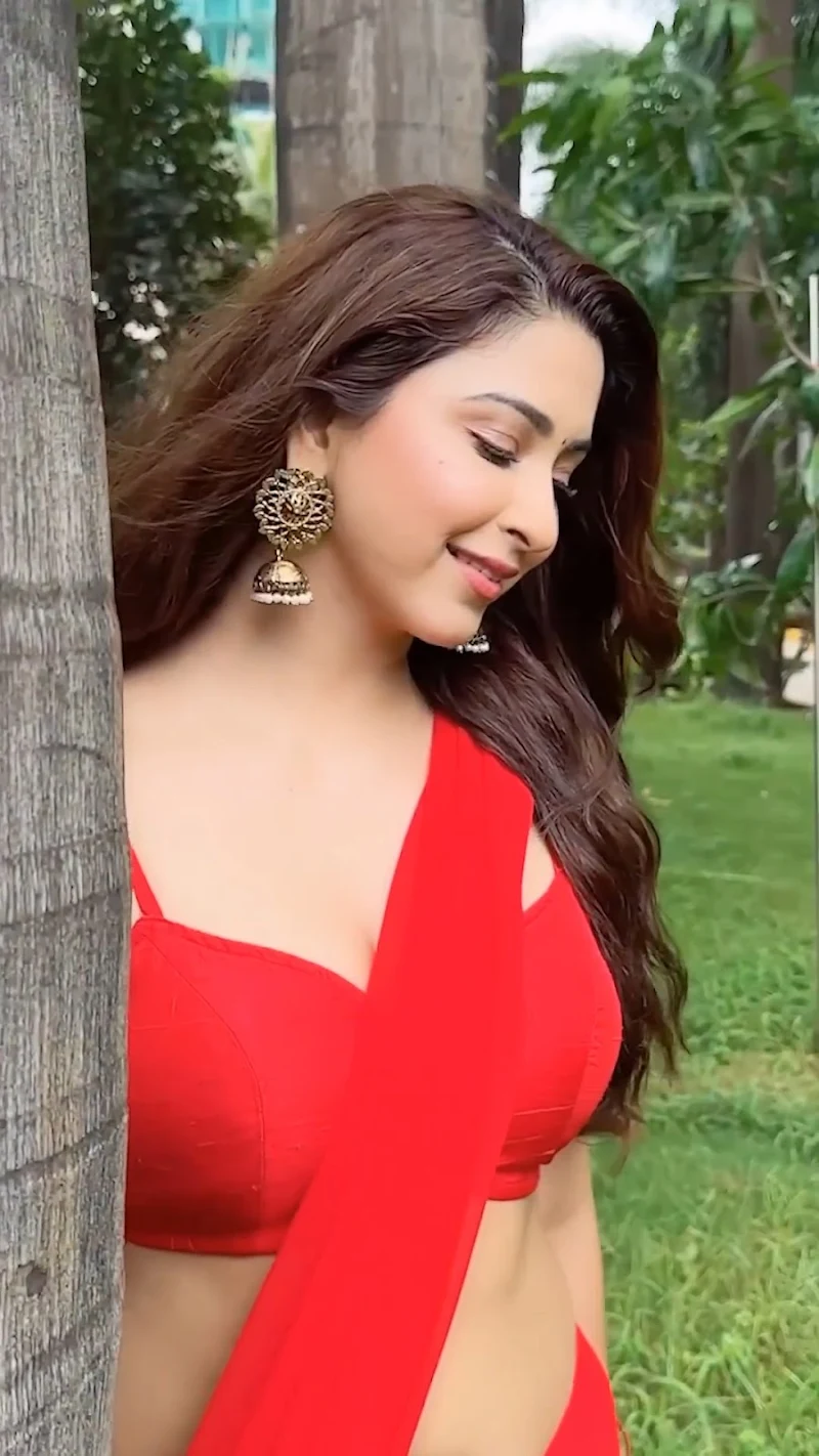 Esshanya Maheshwari red saree navel curvy indian actress