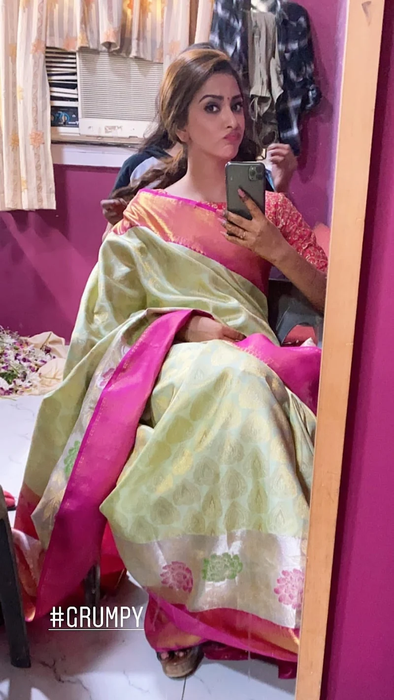 Esshanya Maheshwari saree hot selfie curvy actress