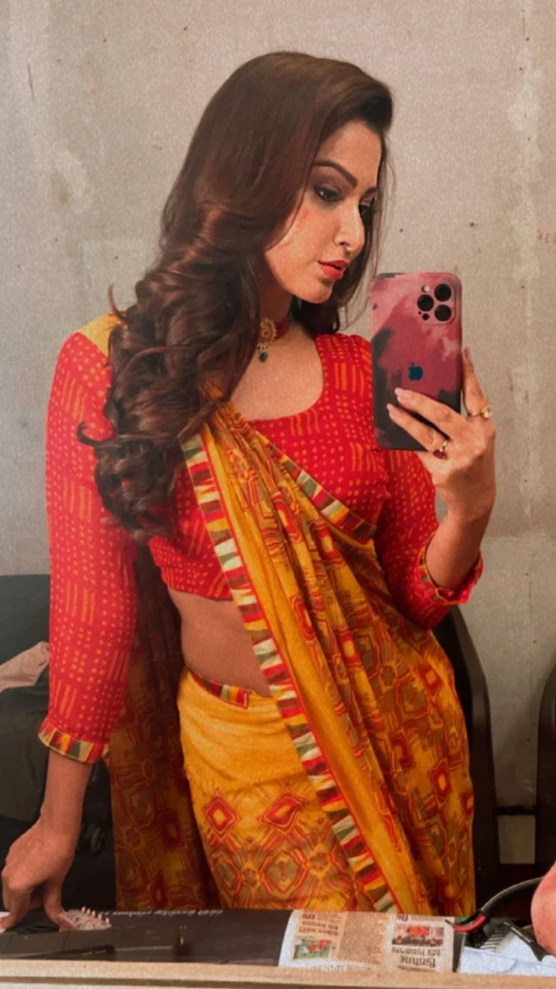 Esshanya Maheshwari saree hot selfie curvy actress