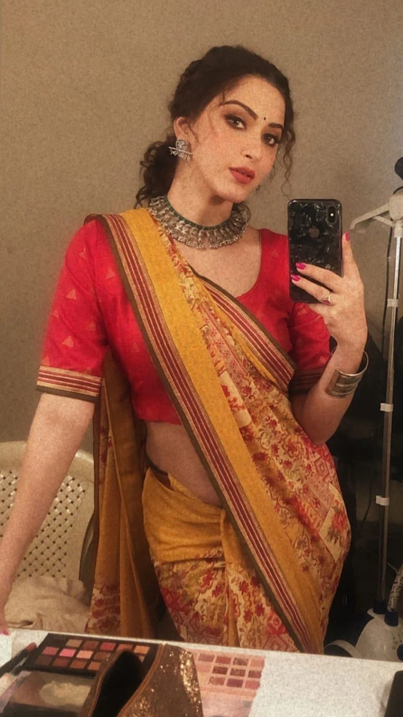 Esshanya Maheshwari saree hot selfie curvy actress