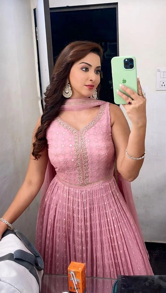 Esshanya Maheshwari hot selfie curvy actress