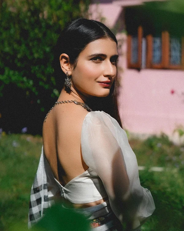 fatima sana shaikh saree backless blouse hot actress