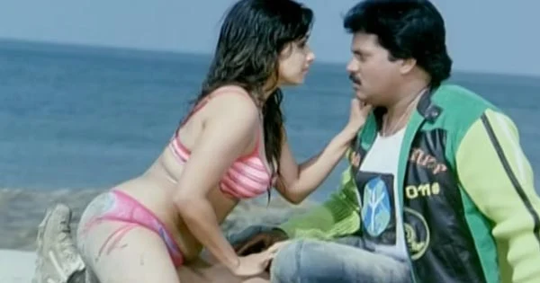 Flora Saini in bikini seducing a man – hottest video.