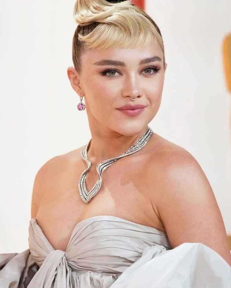 Florence Pugh cleavage hot Hollywood actress