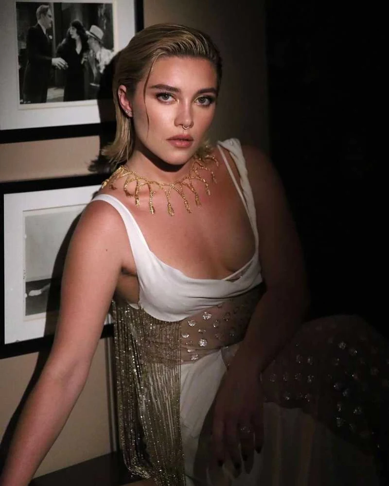 Florence Pugh cleavage hot Hollywood actress