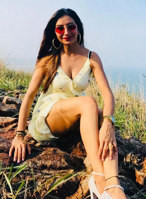 Hansi Parmar sexy legs ullu riti riwaj wife on rent actress