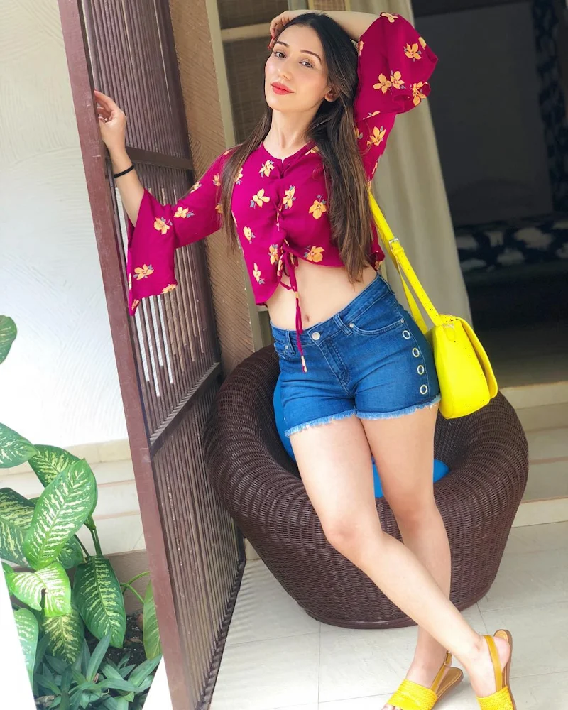 Heli Daruwala sexy legs hot photos