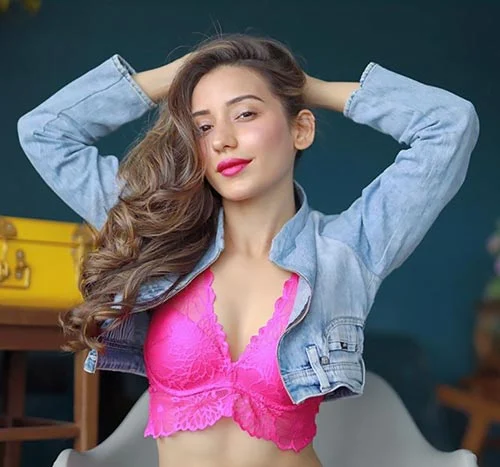 Heli Daruwala black bra hot photos