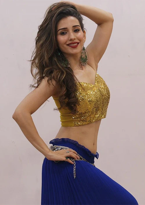 Heli Daruwala slim waist hot photos