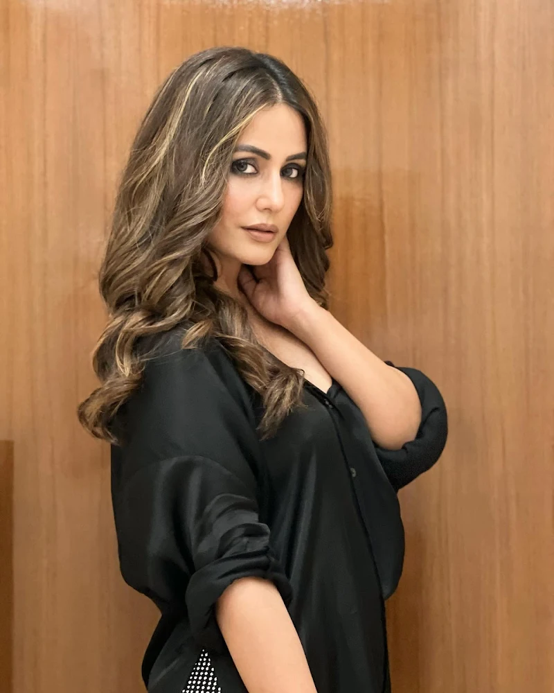 hina khan black shirt hot look tv actress