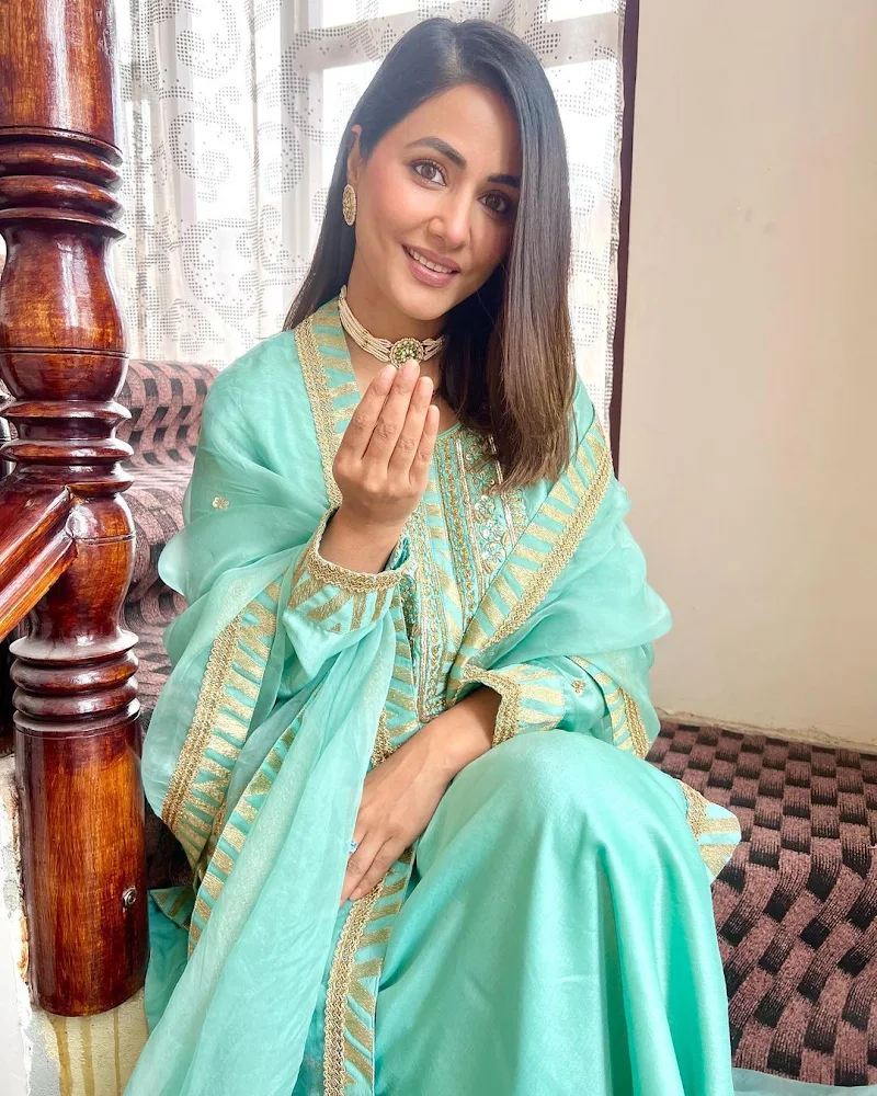 Hina Khan indian outfit beautiful face