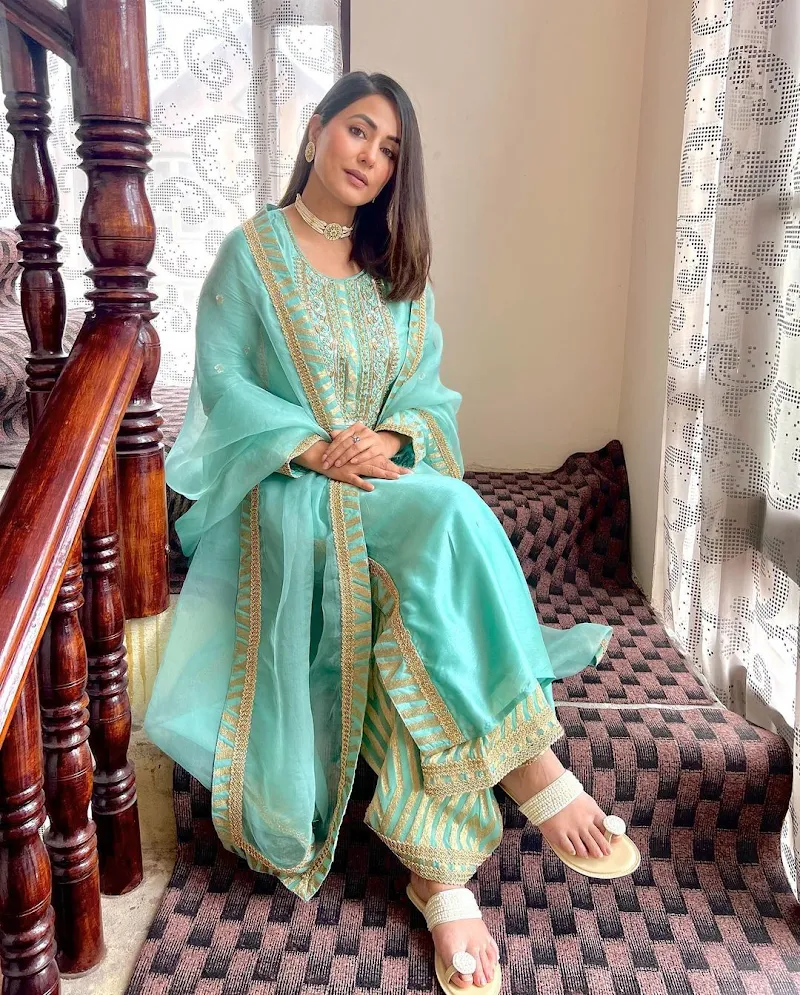 Hina Khan indian outfit beautiful face